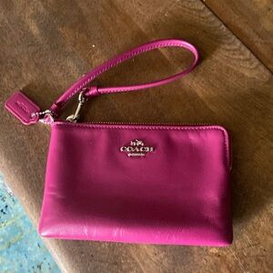 Coach corn zip wristlet - pink/magenta